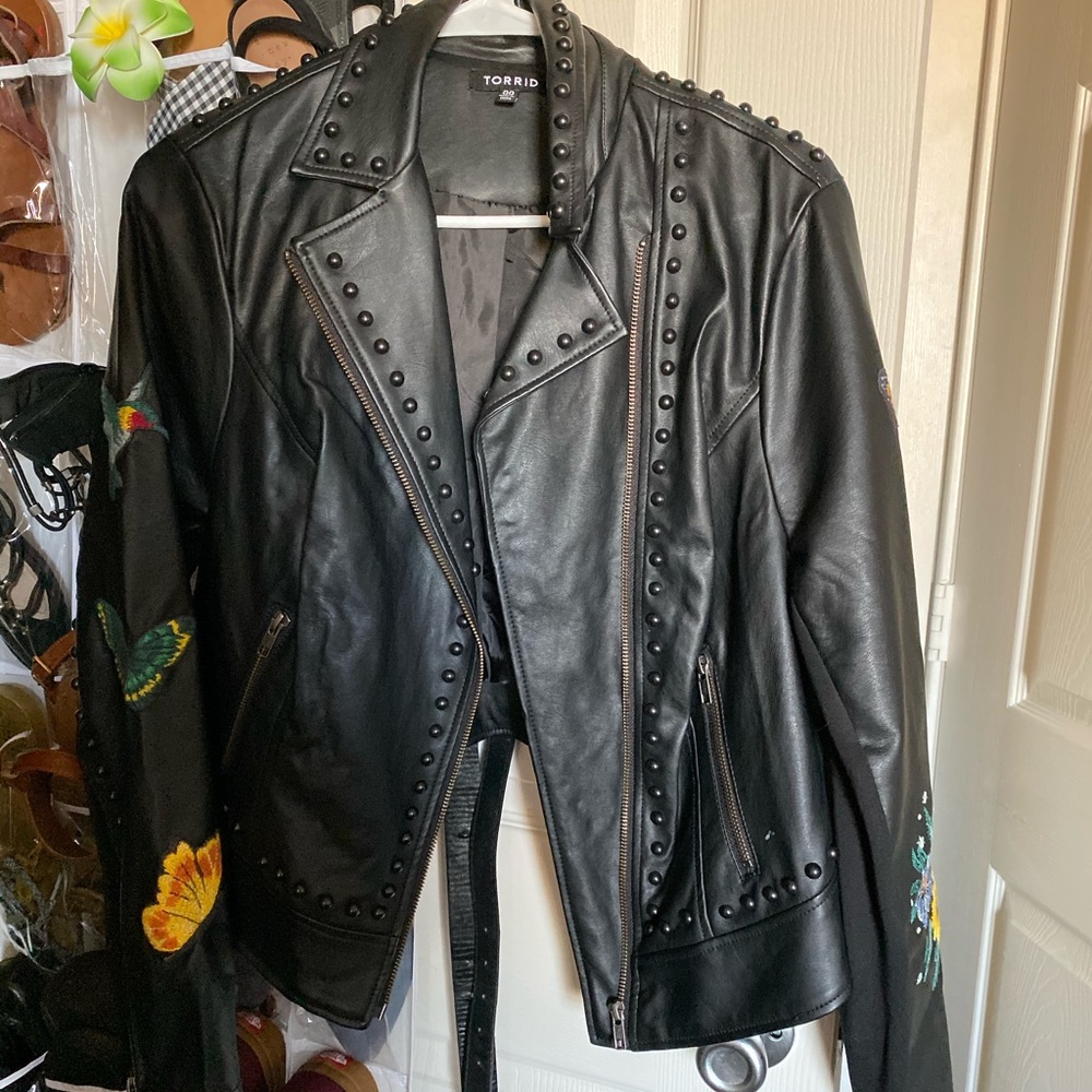 BLACK FLORAL FAUX LEATHER MOTO JACKET
